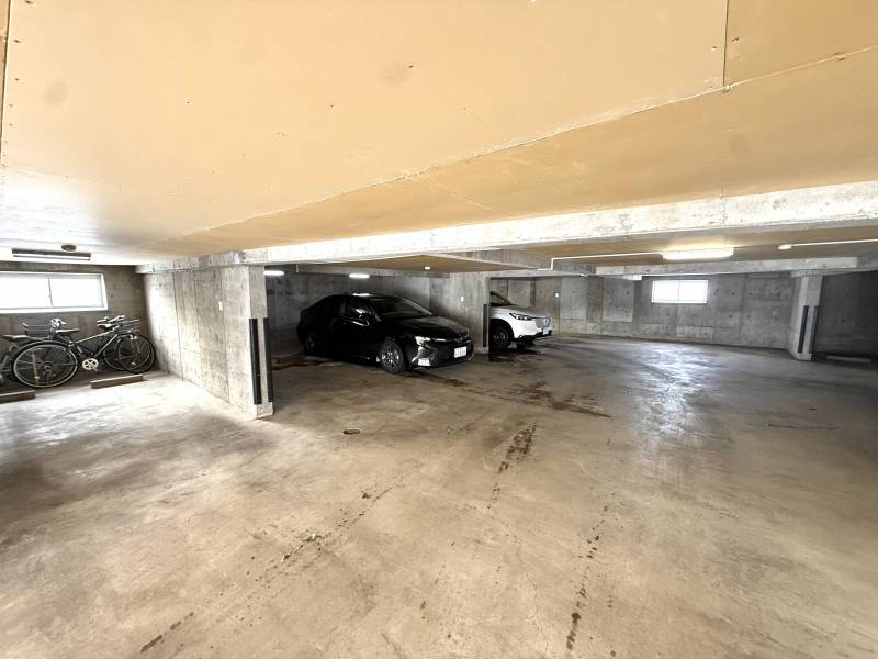 屋根付き平置き駐車場。1室1台完備（高さ制限、車高165㌢）