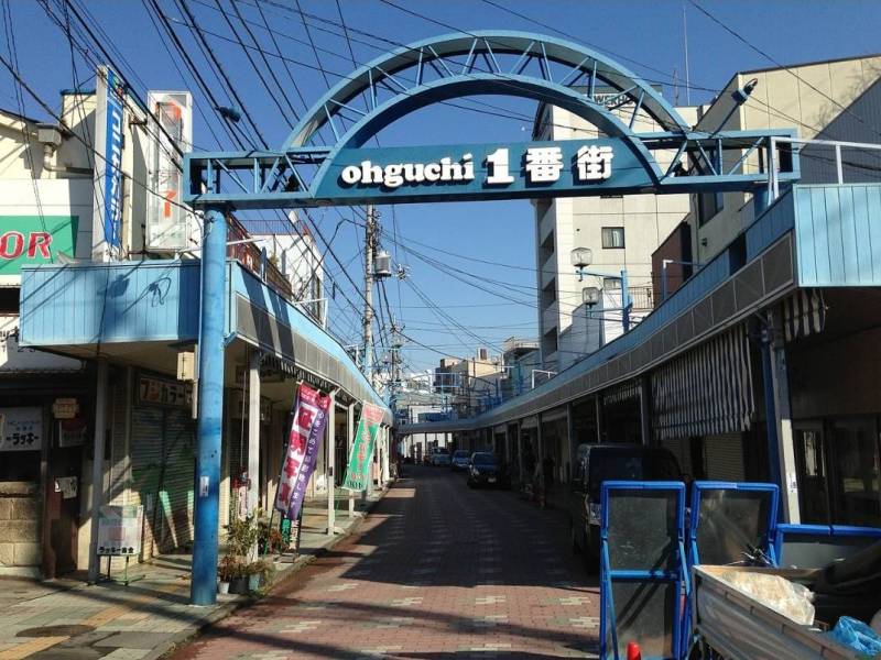 子安駅前は昔ながらの雰囲気残る商店街もあり