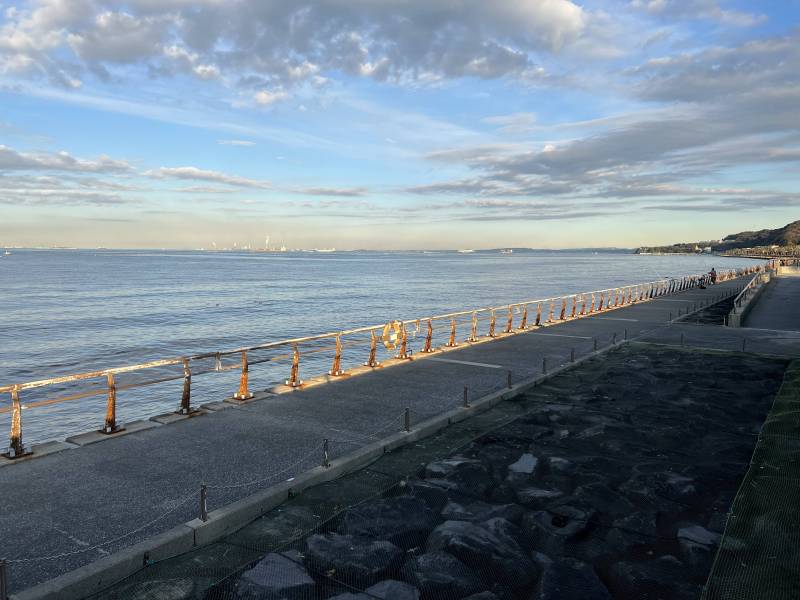 海沿い遊歩道。海を一望できるスーパー銭湯も近くにあります