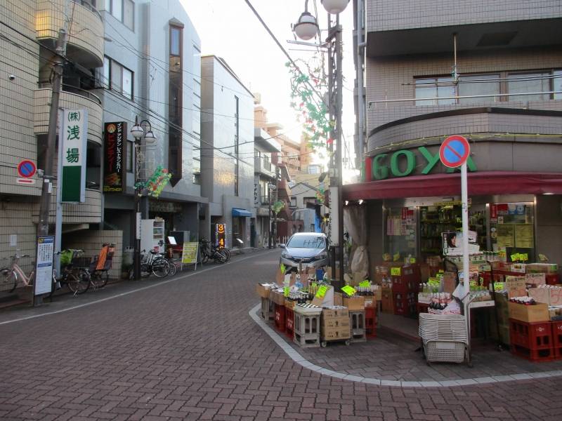 食料品店やアジアンレストランがすぐ近くに