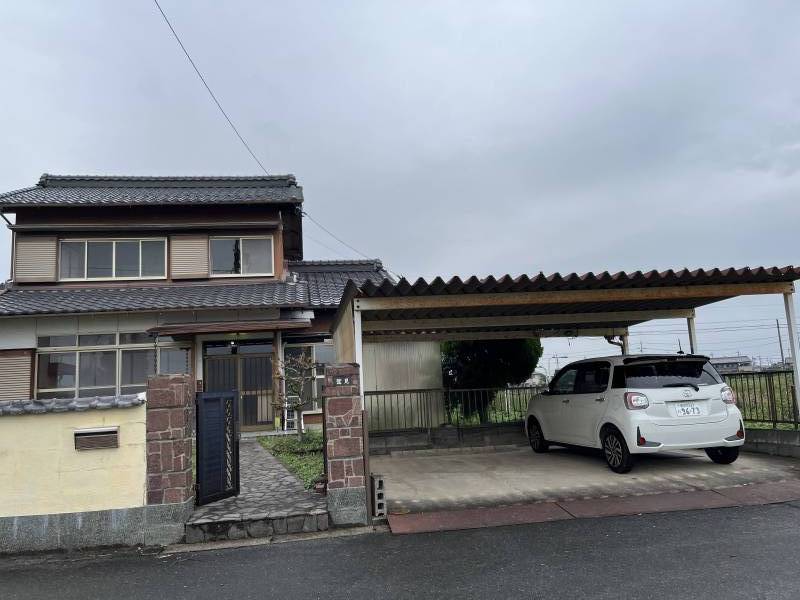 ２台駐車可。屋根付きで雨の日に濡れずに乗り降りできますよ。