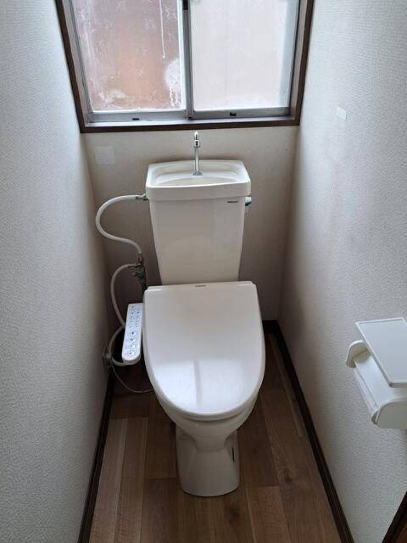 温水洗浄便座付きです。