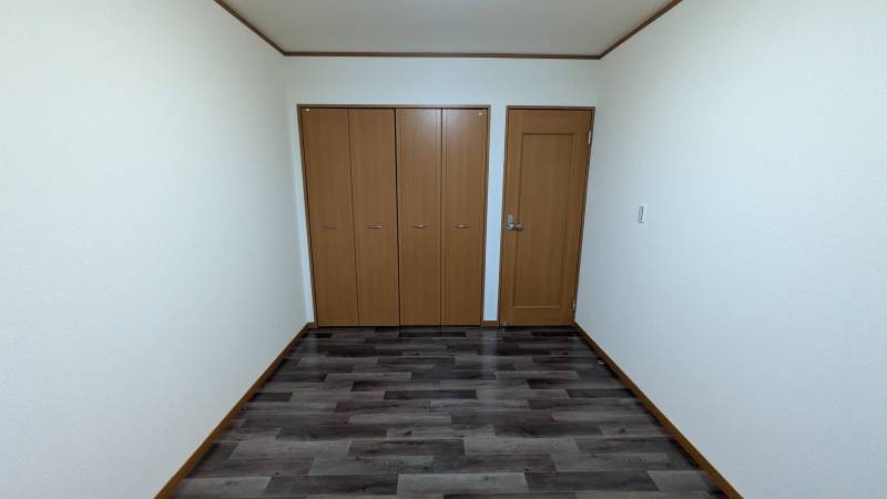 西側洋室5.0帖。広々収納付き。