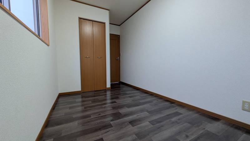 東側洋室4.4帖。広々収納付き。