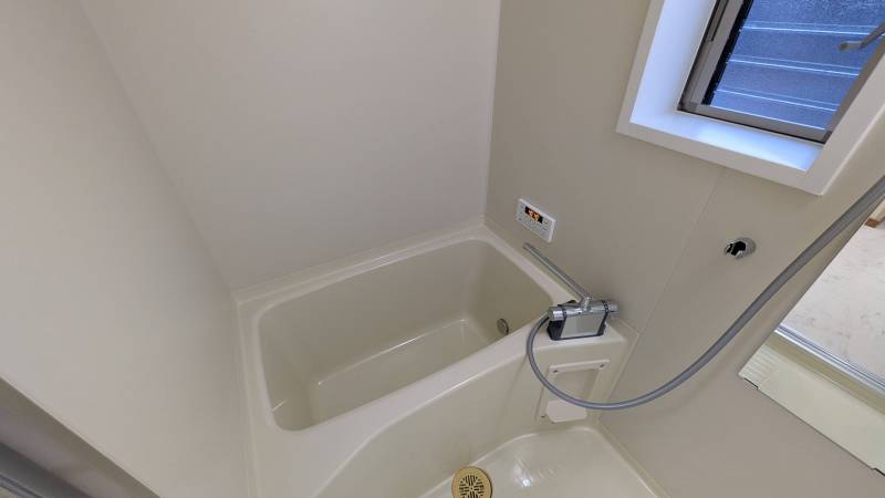 サーモスタット水栓付の浴室。