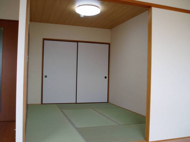 リビングとつながる和室、大きな押し入れも付いている。