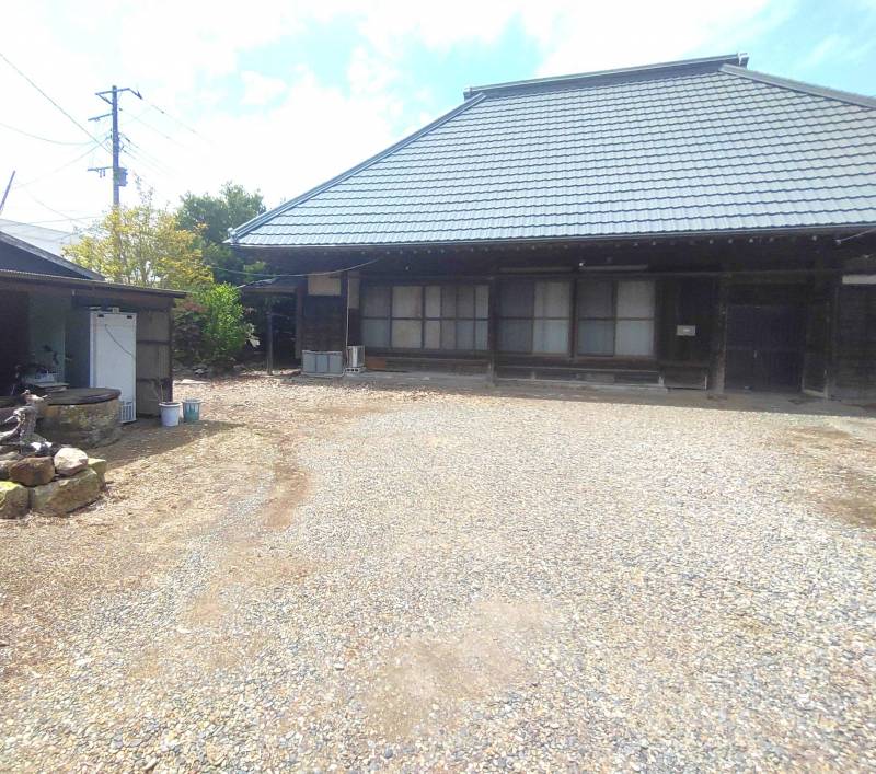 正面が築150年(築年不詳・口伝)の古民家♪左手に古井戸♪