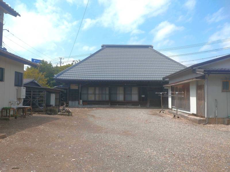 正面が古民家、右が離れ♪左に少しだけアパート(対象外)。