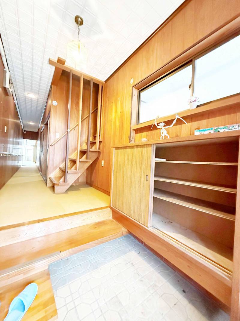 大きなシューズボックスと高齢者も安心、段差サポートの玄関