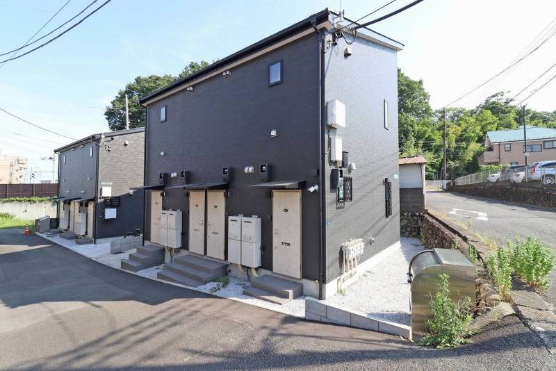 閑静な住宅地です。木造2
階建て。部屋は1階右の角部屋。