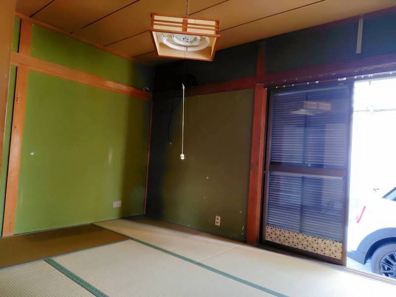 駐車場に面した１F和室になります。