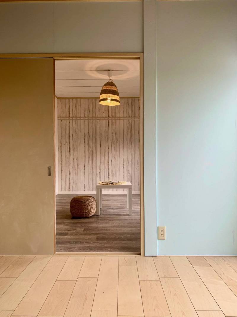 寝室からリビングに向かって