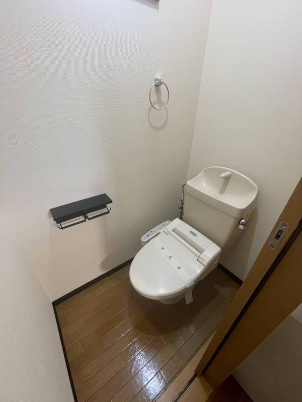 ウォッシュレット付き
スマホ置けるペーパーホルダー付き