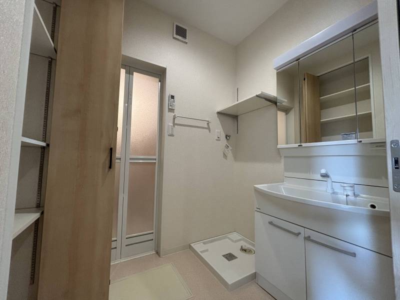 収納付き洗面室
棚付き洗濯機置き場