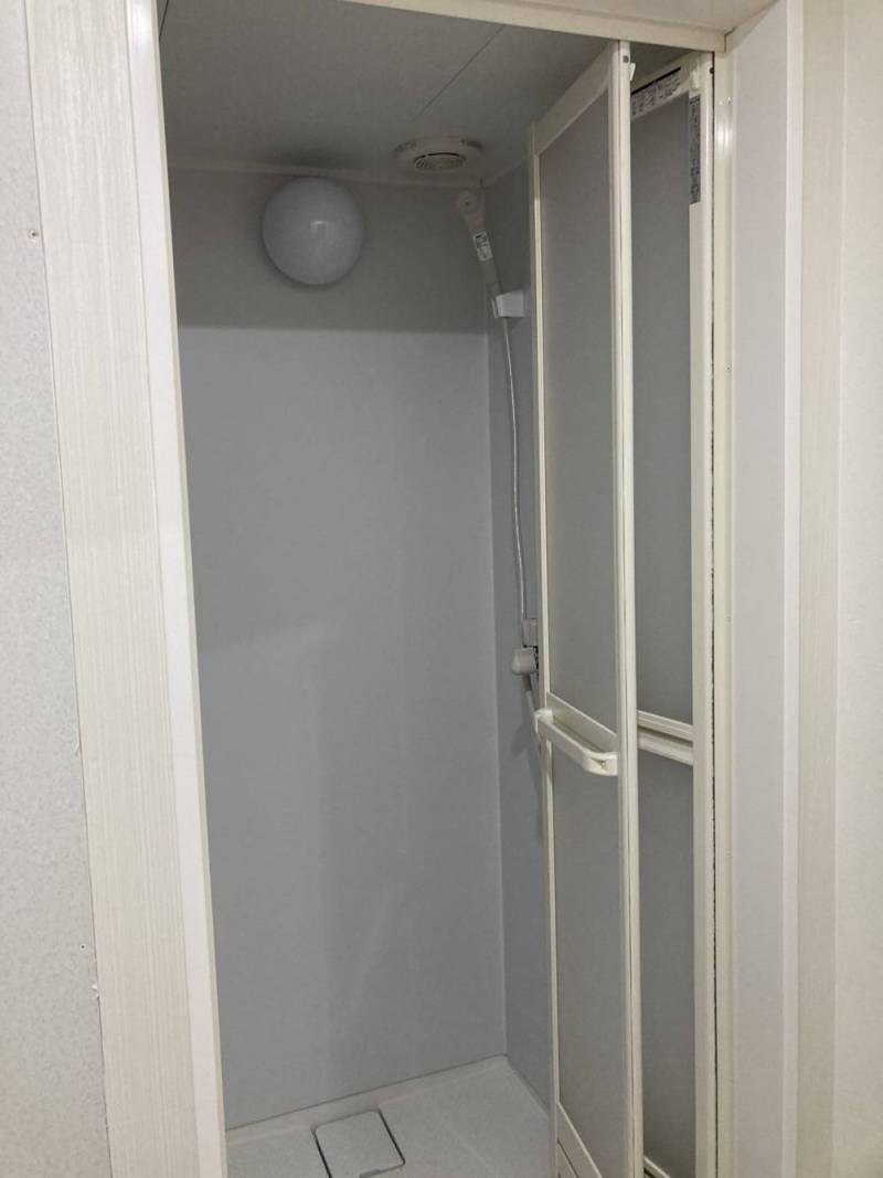 同じ建物の1階に入居者専用コインシャワーあり、24時間使える