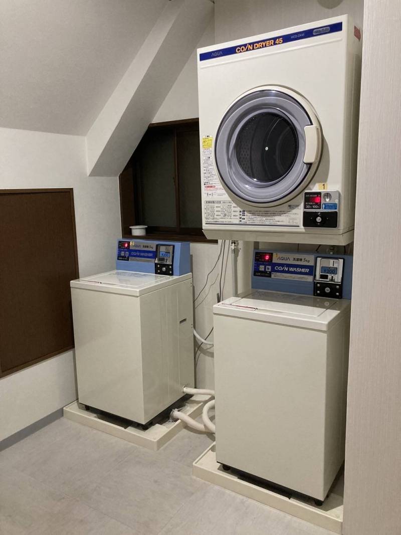 同じ建物1階入居者専用コイン洗濯機あり、プロー業者が管理する