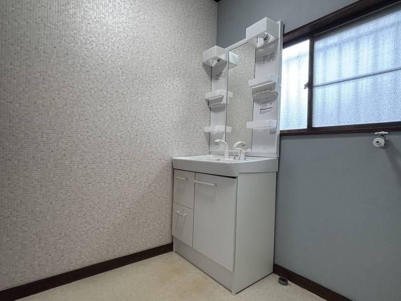 洗面室　壁紙張り替えました