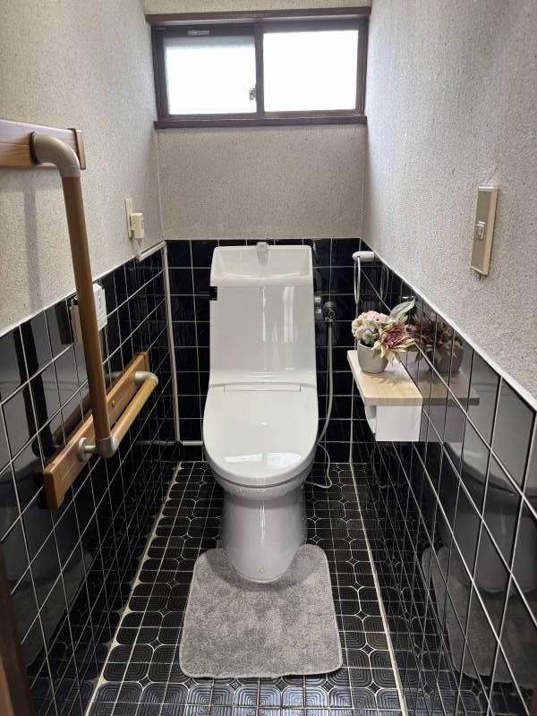 もちろんウォシュレット。あえてレトロなタイルは残しました