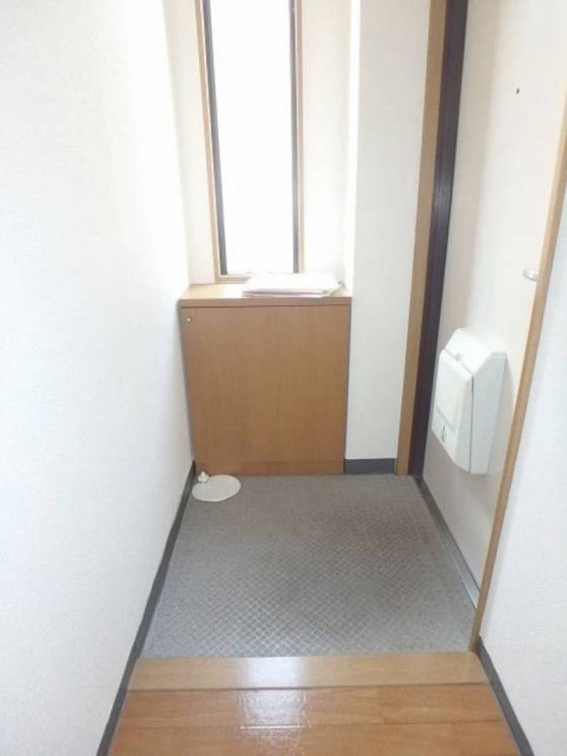 玄関に窓あり、明るく癒されます♪