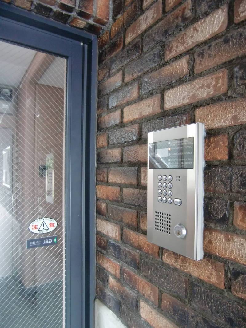 玄関はオートロックと自動ドアで来客には室内から解錠できます