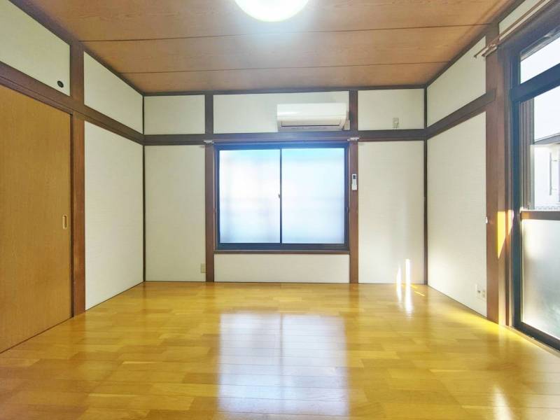 プラズマクラスター付きエアコン新設の洋室