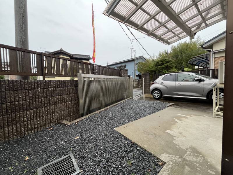 駐車場にも日向ぼっこも可能