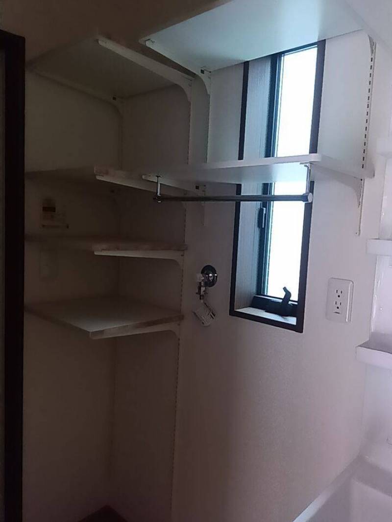脱衣所に棚ついてます。
