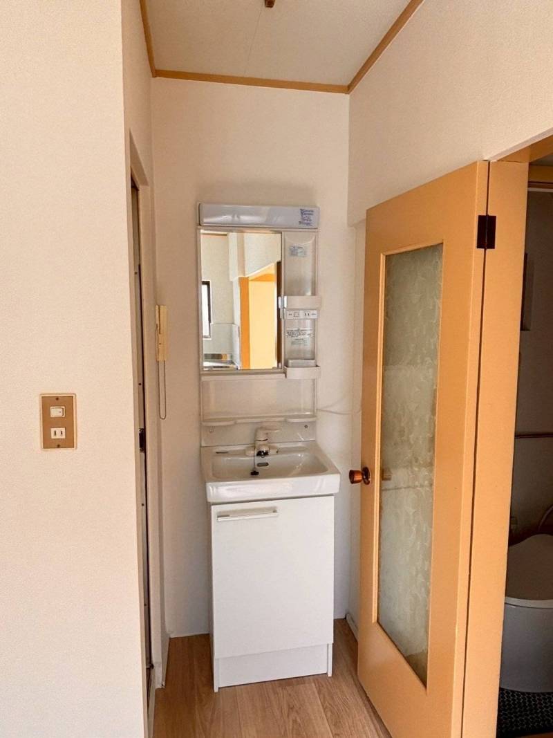 新品の独立洗面台を新設してます