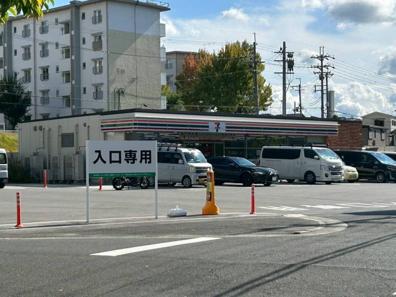 セブンイレブンまで徒歩6分の距離です