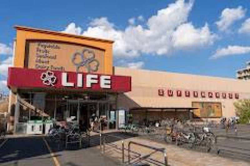 ライフ奥戸街道店まで５１８ｍ。隣にはビバホームがあります。