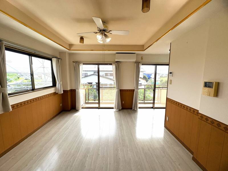 エアコン付きの明るく広い部屋