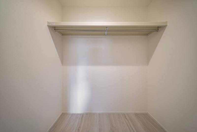 ウォークインクローゼット完備。衣類・荷物を十分収納できます