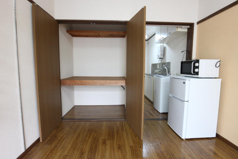 大容量クローゼット、室内洗濯機置き場あります(冷蔵庫の隣)