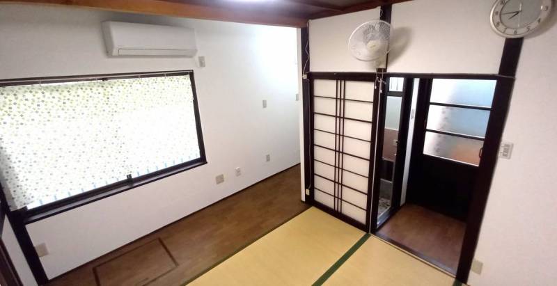 1階　7畳居室。エアコンと壁掛け扇風機は新品です