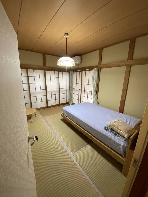 101号室、大きいベッドを用意しました。