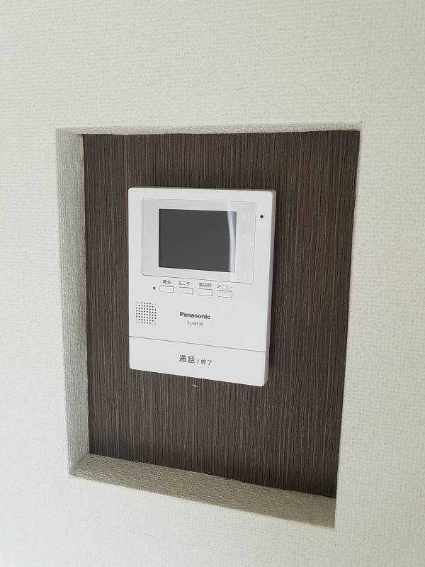 モニターインターホンで安心、ニッチに綺麗に収まっています♪