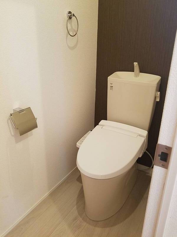 アクセントクロスでオシャレなトイレになりました♪