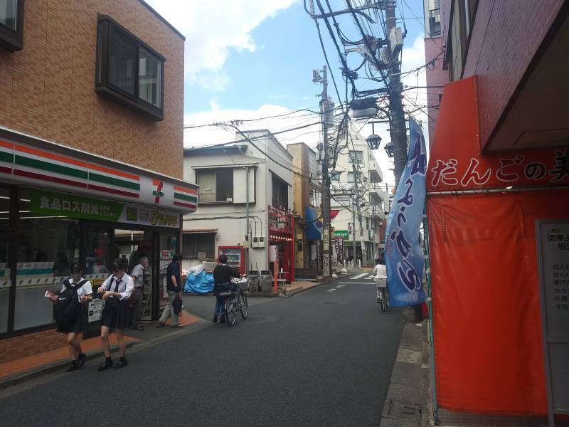コンビニ、ラーメン、FF、居酒屋、ジムの通り