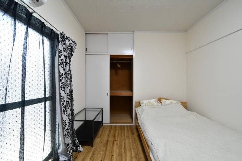 押し入れとセミダブルのベッド付