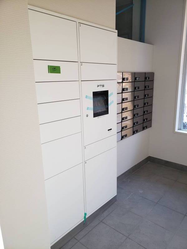 ネットワーク対応宅配ロッカー。宅配便と洗濯物が出せます