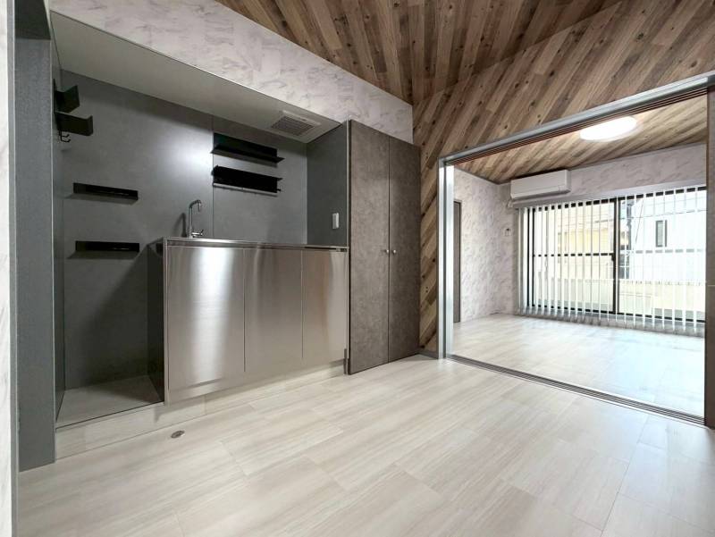 ステンレスキッチンが映えるお部屋です。