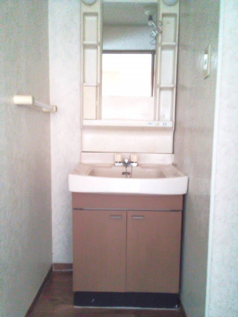 南側の洋室　本物の木材で腰壁を作成　お子様が安心して遊べます