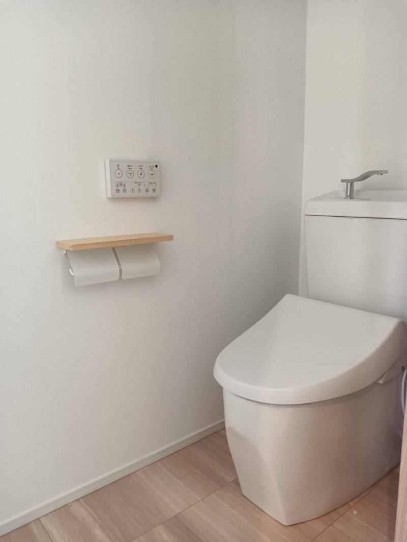 個室内に収納棚があります