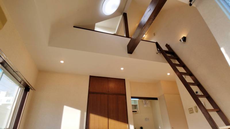 オシャレな梁出しロフトつき