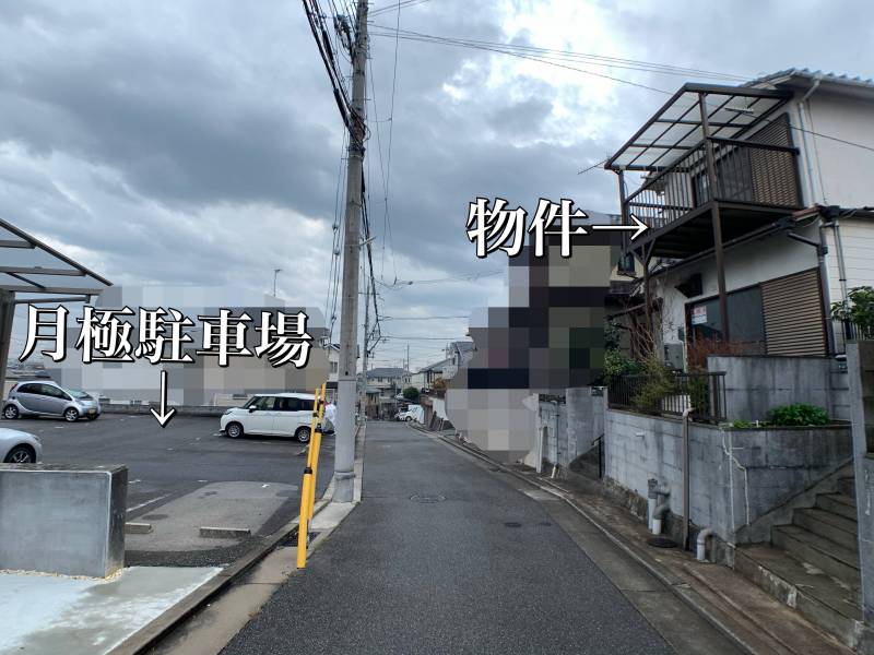 目の前が駐車場になります。