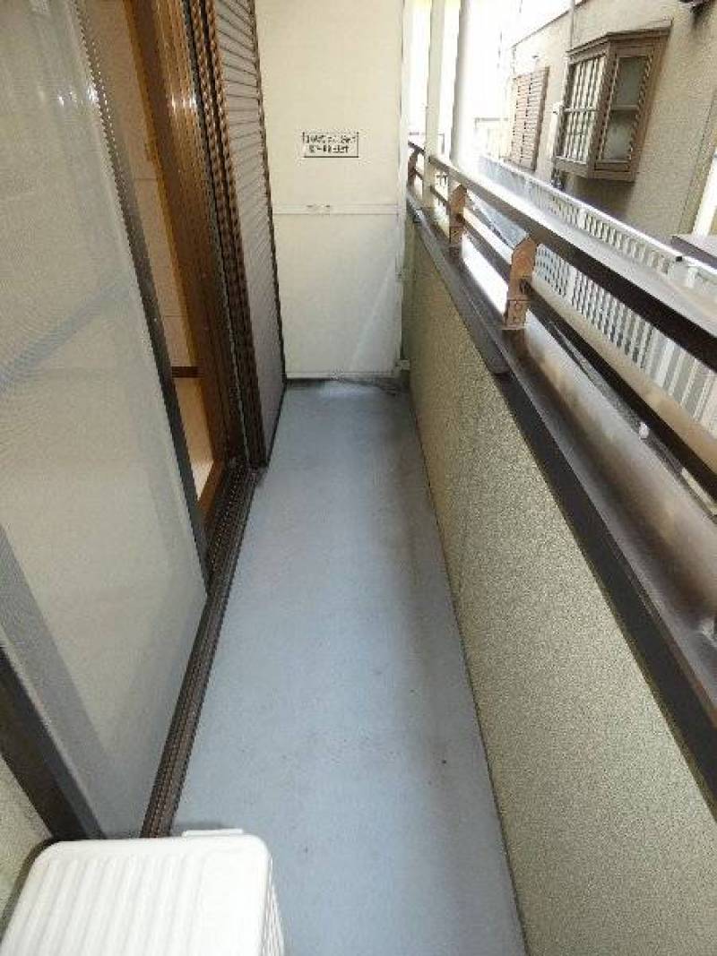 大きめの専用バルコニー。雨戸もついています。