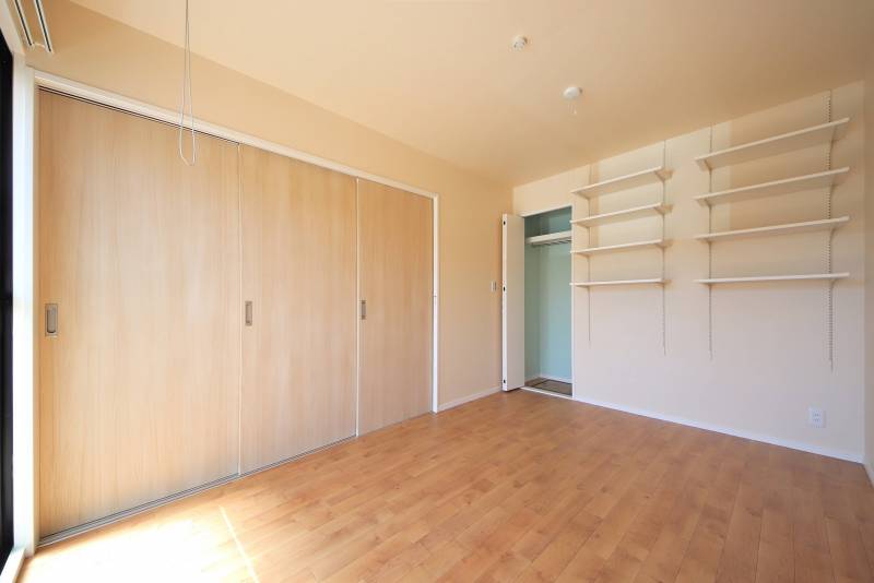 引き戸を閉めてクローゼットを開けました。壁の棚は可動式です