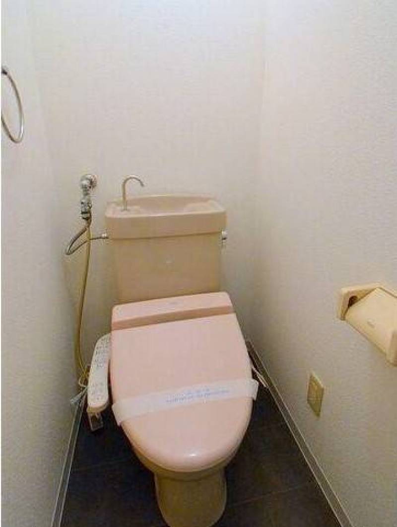 温水洗浄便座付きのシンプルトイレ