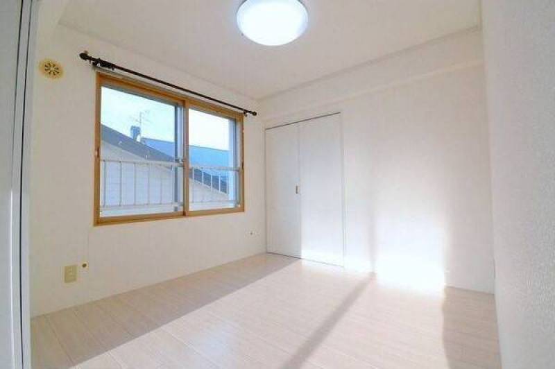 隣の和室にはクローゼットがついています