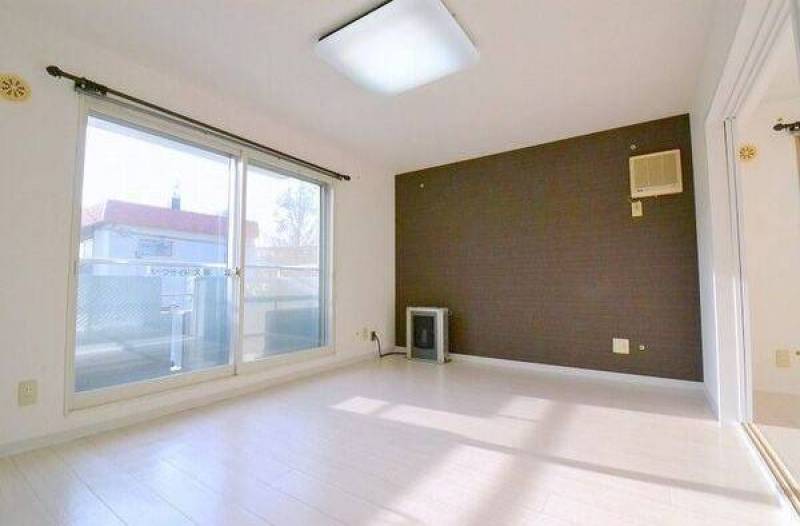 灯油暖房がついていてオシャレな壁で快適に